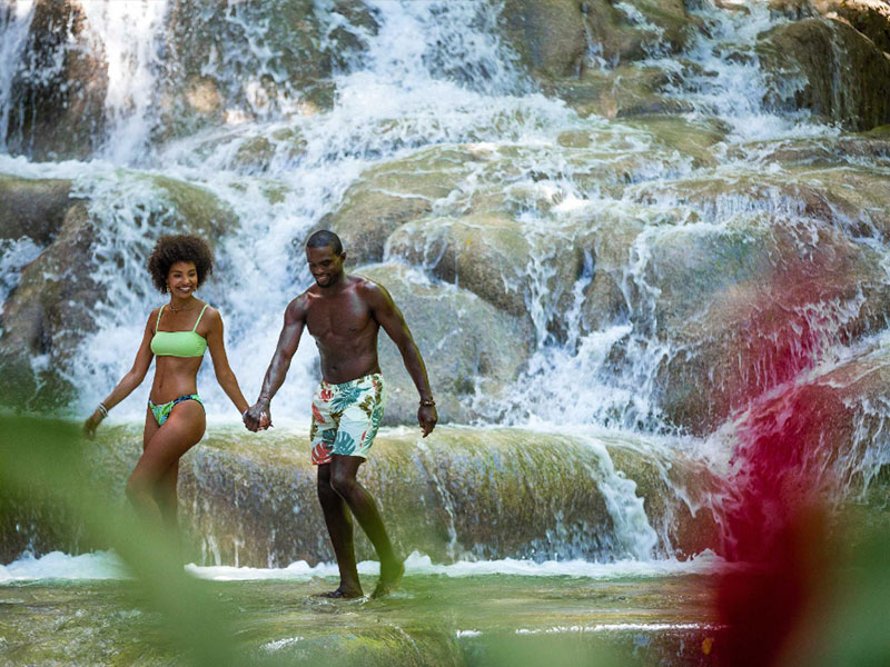 affordable-tours-jamaica-attractions-dunns-river-falls-couple