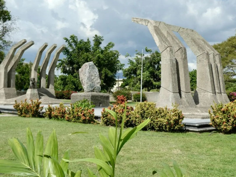 affordable-tours-jamaica-attractions-kingston-city-tour-heroes-park-2