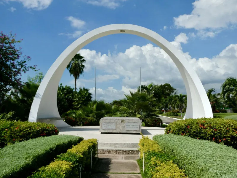 affordable-tours-jamaica-attractions-kingston-city-tour-heroes-park