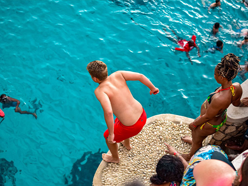 affordable-tours-jamaica-attractions-ricks-cafe-jump